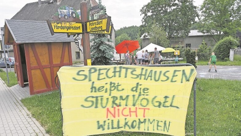 Mit Bannern wie diesem haben Einwohner im Tharandter Ortsteil Spechtshausen gegen das Zeltlager der Sturmvögel protestiert. Die „Vögel“ sind nun weg, der Sturm bleibt.