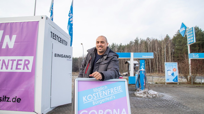 Younes Polenz hat an der Aral-Tankstelle in Niesky bereits einen Container als Corona-Testcenter stehen. In der Poststraße wird eine weitere Möglichkeit für Bürgertests geschaffen.