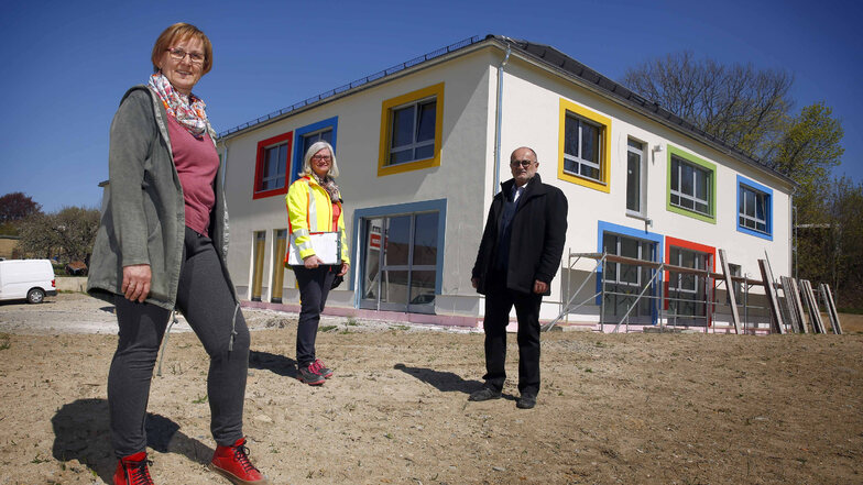 Bald wird das neue Kinderhaus im Kamenzer Ortsteil Wiesa fertig sein. Hier ist OB Roland Dantz (r.) bei einer früheren Baubegehung mit der Kita-Leiterin Annegret Kühnemann (l.) und der Projektleiterin Mandy Remus zu sehen.