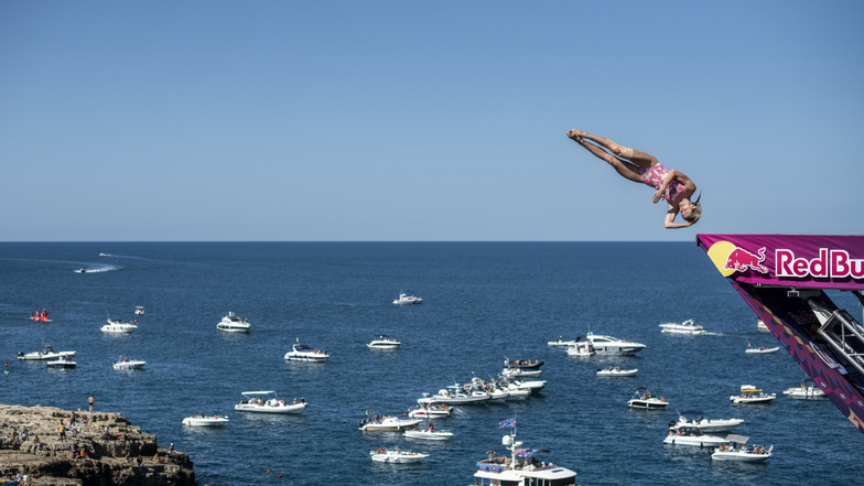 Spektakulär sind die Sprünge von Iris Schmidbauer, wie hier in Polignano a Mare in Italien, wo die Red-Bull-Serie Station machte. Die Frauen springen in einer Höhe von 21 Meter ab, die Männer aus 27 Metern.
