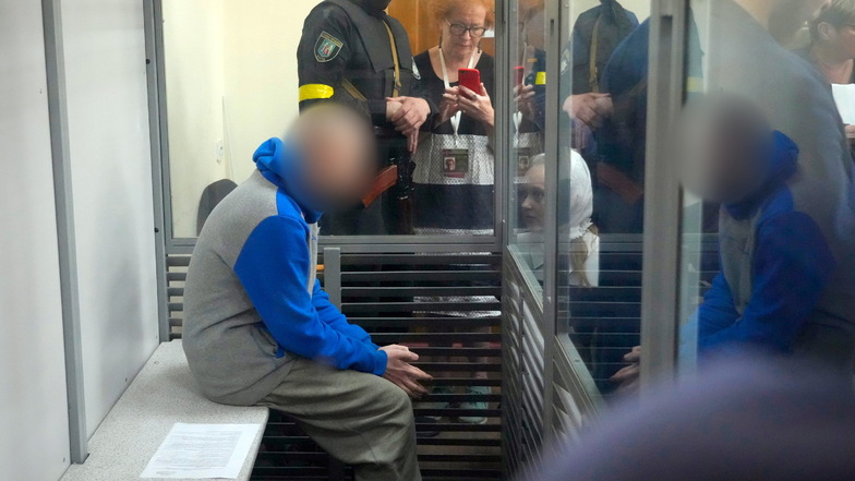 Ein russischer Soldat sitzt in einer Glaskabine während einer Gerichtsverhandlung in Kiew.