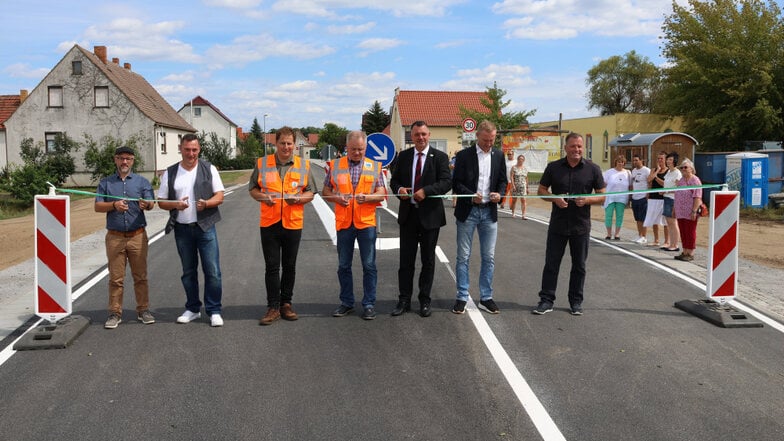 Die Straßenfreigabe erfolgte durch Martin Stolle (v.l./Baufirma), Henryk Alte (Planer), Hagen Kirchberg (Straßenmeister), Michael Reißig (Amtsleiter), Udo Witschas, Thomas Leberecht und Steffen Münster (Gemeinderat).