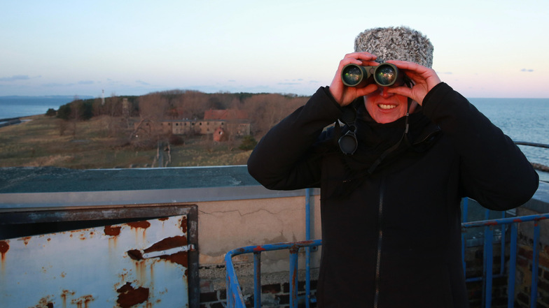 Katharina Weit steht auf einem Beobachtungsturm auf der Insel Ruden im Greifswalder Bodden. Sie musste Wasservögel zählen, Brutvögel kartieren, Zugvögel erfassen.