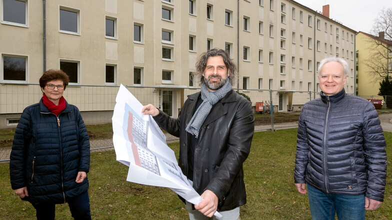 In der Johannes-R.-Becher-Straße in Bautzen wird ein Haus saniert. 32 Seniorenwohnungen sollen auf diese Weise entstehen, berichten Katrin Bartsch und Falko Glück von der Wohnungsgenossenschaft Aufbau sowie Architekt Axel Jäkel (Mitte).