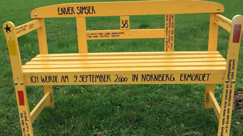 Unbekannte haben in der Nacht zum Sonntag eine erst am Freitag aufgestellte Holzbank mit einer Inschrift zum Gedenken an die NSU-Opfer zerstört.