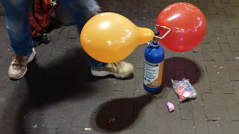 Ein Straßenhändler verkauft mit Lachgas gefüllte Luftballons in Amsterdam.