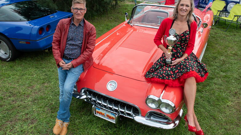 Peter Winkler mit Tochter Stefanie gewannen beim ersten US-Car-Treffen in Großenhain den Pokal für das authentischste Team.