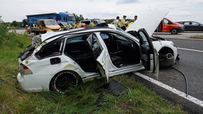 Dieser BMW landete auf der A17 bei Heidenau im Straßengraben. Die Autoinsassen wurden schwer verletzt.