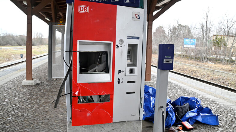 Die Polizei ermittelt nach mehreren Automatensprengungen in und rund um Leipzig. Auch ein Fahrkartenautomat am Bahnhof Liebertwolkwitz wurde gesprengt.