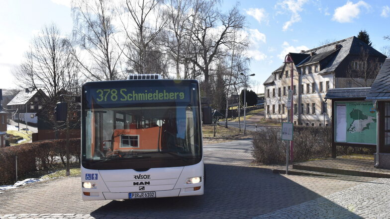 Dieser Bus fährt von Schönfeld nach Schmiedeberg. Dort muss der Fahrer wegen der Vorschriften zu Ruhezeiten eine halbe Stunde Pause machen. Aber wo kann er sich in dieser Zeit hinstellen?