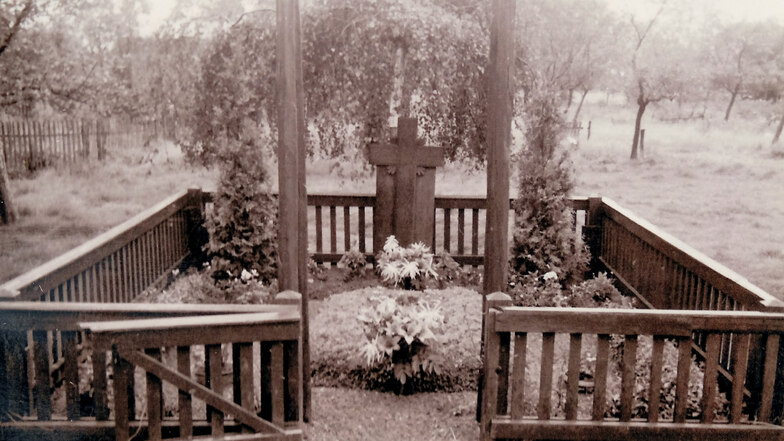 So sah das Denkmal einst aus. Ein großes Kreuz und ein Zaun drumherum. 21 Menschen, die in den letzten Kriegstagen in Jessen getötet wurden, sind hier begraben.