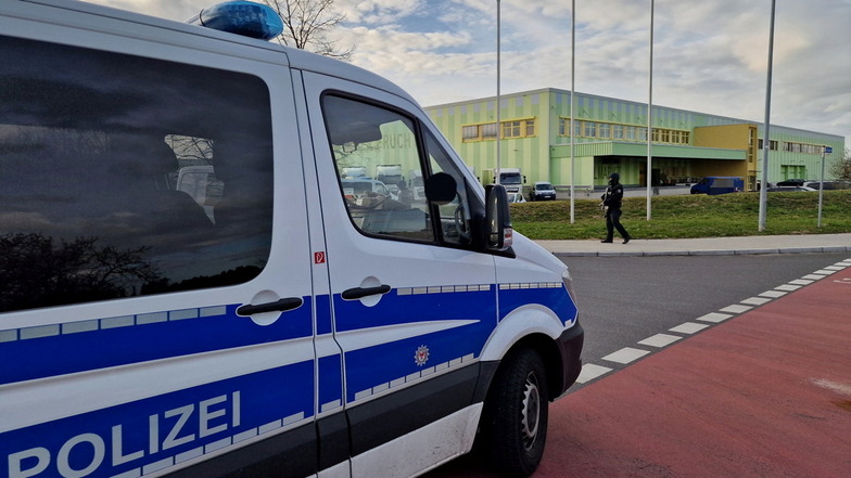 Polizei ist bei einem Frucht-Händler in Groß Kreutz (Kreis Potsdam-Mittelmark) im Rauschgift-Einsatz.