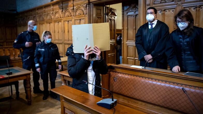 Die 24-jährige Angeklagte wird in Bremen in den Gerichtssaal geführt. Die Anklage legt ihr Beihilfe zu einem besonders schweren Fall von Diebstahl und Urkundenfälschung zur Last.