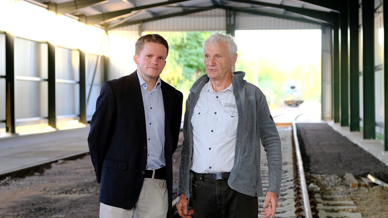 Historiker Martin Kreß und Timm Hoffmann, Vorsitzender IG Dampflok Nossen, präsentieren den Baustand der Erinnerungsstätte „Zug in die Freiheit“ in Nossen.