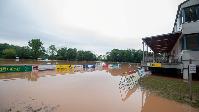 Der Sportplatz in Dresden-Dobritz war nach dem Starkregen vom Sonntag völlig überschwemmt.