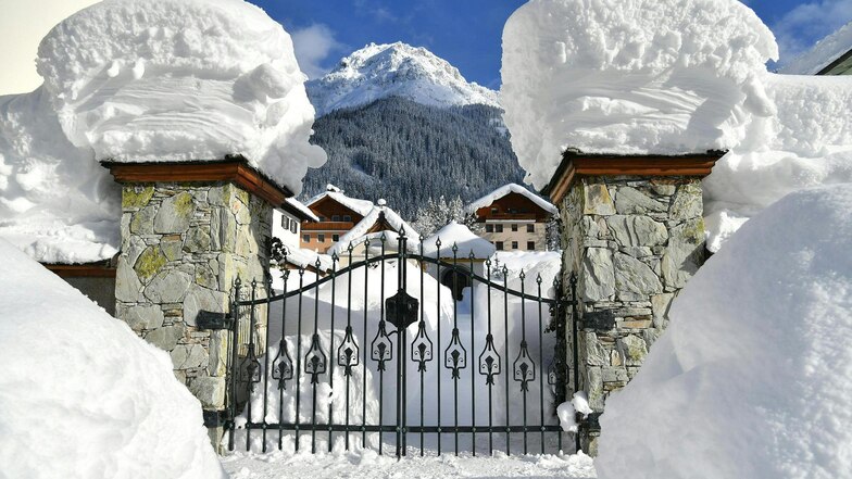 Schnee türmt sich am Eingang zu einem Grundstück im Salzburger Land. In weiten Teilen Österreichs sind in den letzten Tagen erhebliche Mengen an Schnee gefallen.