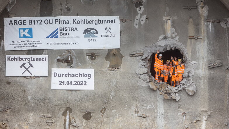 Der erste Durchschlag am Kohlbergtunnel ist geschafft: Mineure winken aus der Öffnung in der Ostwand.