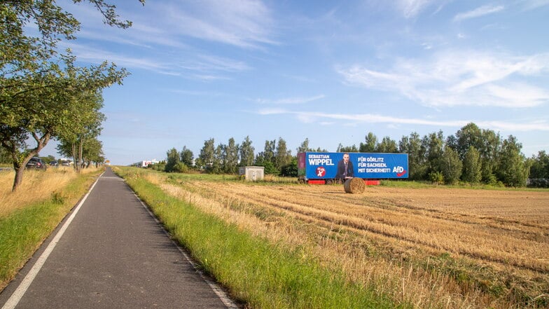 An der B115 kurz vor der Hornbach-Kreuzung steht auf dem Feld ein LKW-Auflieger, der derzeit für Sebastian Wippel und die AfD und das Flamingo-Casino wirbt.