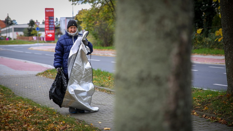 Karin Stiebitz aus Kamenz dreht jeden Sonntagmorgen ihre Runden in Kamenz-Nord, um Müll fremder Leute aufzusammeln.