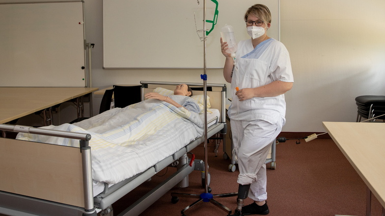 Mit Handicap: Jessica Rudolph macht eine Ausbildung im Klinikum Pirna. Das Foto zeigt sie im Übungsraum.
