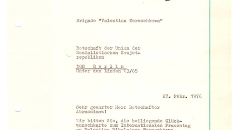 Grüße an Kosmonautin  Die Brigade "Valentina Tereschkowa" aus dem VEB Aluminiumwerk Lauta schickte 1976 Frauentagsglückwünsche an die sowjetische Kosmonautin. Der Brief wurde über die sowjetische Botschaft an die Namenspatronin weitergeleitet.