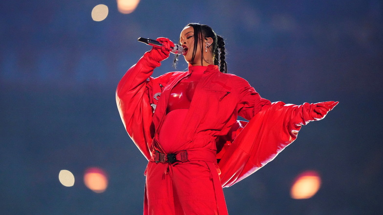 Beim Super Bowl im State Farm Stadium in Glendale ist Rihanna während der Halbzeitshow aufgetreten - mit sichtlicher Bauchwölbung.