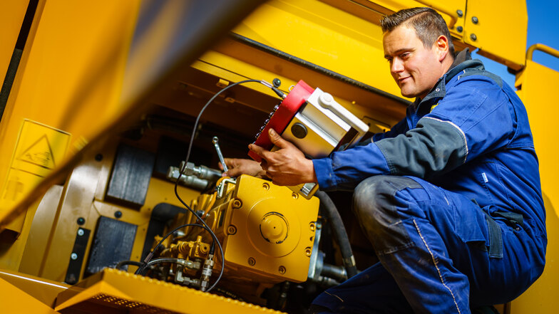 Er hat den Aufstieg gemeistert und gehört zu den Meisterabsolventen 2019 – Landmaschinenmechanikermeister Markus Reeck (30) aus Dresden ist als Servicetechniker im Außendienst für Baumaschinen tätig und kümmert sich um Wartung, Reparatur und Fehlersuche.