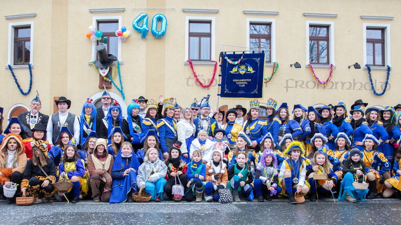 Vor dem Beginn des Jubiläumsumzuges am Sonnabend stellten sich alle Mitglieder des Königsbrücker Karnevalsclubs e.V. zum Gruppenfoto vor der Töpferei Frommhold auf.