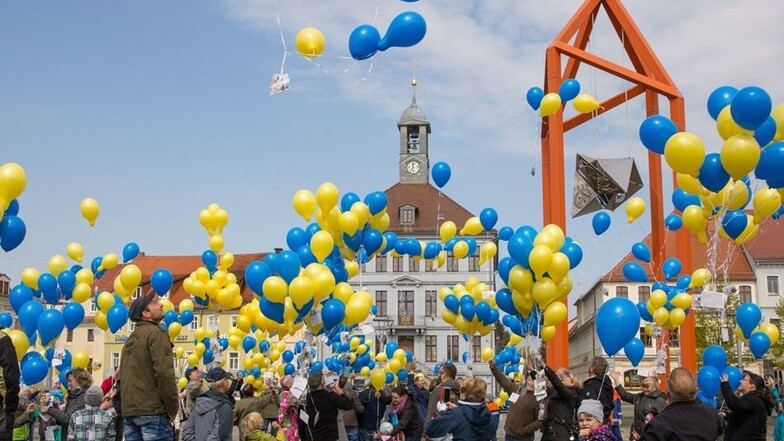 Bunte Botschaften: Bischofswerda feiert in diesem Jahr 790 Jahre. BfB nahm das zum Anlass, im Frühjahr 790 Luftballons in den Stadtfarben auf die Reise zu schicken.