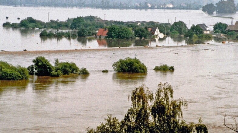 Zeitweise gleicht das Riesaer Umland im August 2002 einer Seenlandschaft. Die Niederung zwischen Kreinitz und Nünchritz ist besonders stark betroffen.