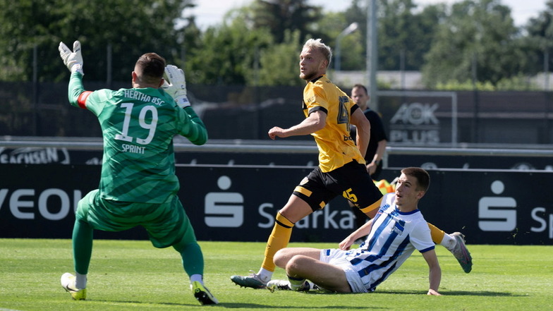 Dynamos Probespieler Tom Berger scheitert mit seinem Abschluss an Herthas Torwart Philip Sprint und Verteidiger Sebastian Weiland.