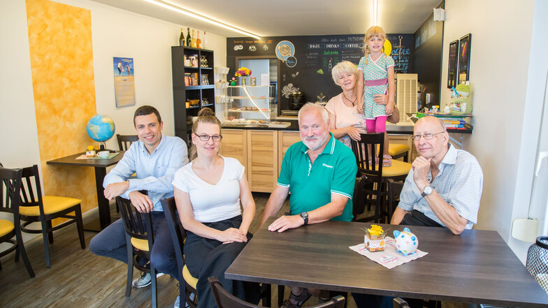 Thomas Lange, Ina Lange, Rainer Dittrich, Marlies Dittrich, die kleine Magdalena und Jürgen Vtelensky sind die neuen „Hausherren“ im Café Mokka, das jetzt eine Begegnungsstätte ist.