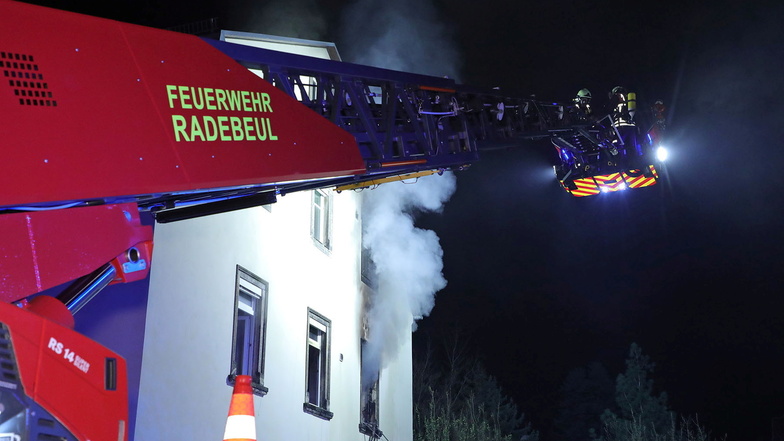 Auf der Winzerstraße in Radebeul gab es am Sonntag einen Feuerwehreinsatz.