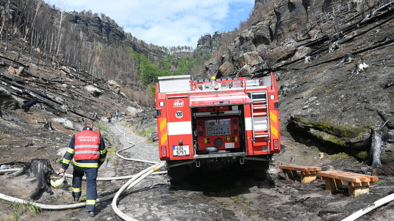 Nahe des Prebischtors in Hrensko im Nationalpark Böhmische Schweiz mussten tschechische Feuerwehrleute erneut einen Waldbrand löschen.