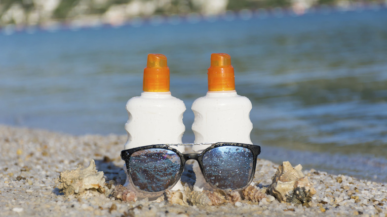 Erst eincremen, dann ins Wasser: Sonnenschutzmittel enthalten Filtersubstanzen, die die UV-Strahlung der Sonne nicht bis zur Haut durchlassen.