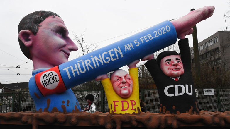 Ein Motivwagen in Düsseldorf: Im braunen Sumpf in Thüringen heben FDP und CDU den rechten Arm von Björn Höcke zum Hitlergruß. Mit den Rosenmontagszügen erreicht der rheinische Straßenkarneval seinen Höhepunkt.