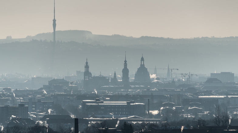Nach einer frostigen Nacht liegt am Montagmorgen Frühnebel über Dresdens Altstadt.
