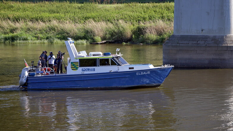 Kamera auf dem Boot: Es handelt sich um Dreharbeiten für die TV-Serie "WaPo Elbe".