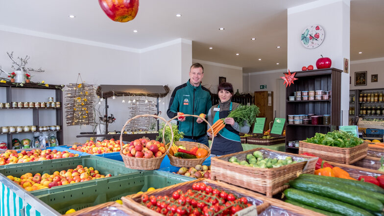 Viele Farben und viel Licht. Obstbauer Michael Görnitz und Mitarbeiterin Nataliia Vasylenko zeigen das Angebot im Hofladen Görnitz in Neusörnewitz.