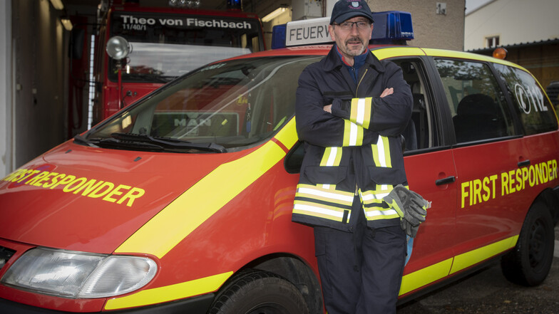 Feuerwehrmann Ronald Stein steht vor dem neuen Fahrzeug. Der Maschinist darf den „First Responder“ bei Einsätzen fahren.