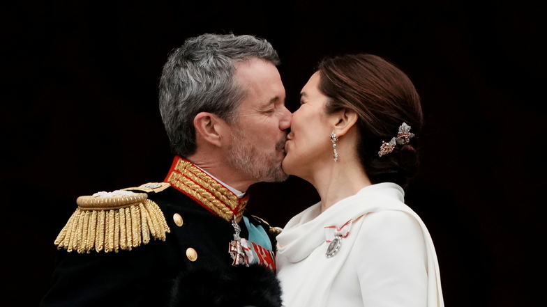 Dänemarks König Frederik X. küsst seine Frau, Dänemarks Königin Mary.