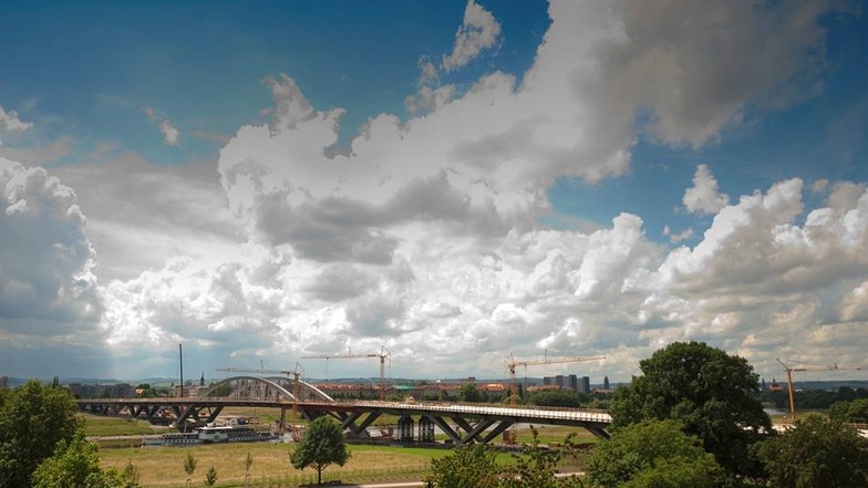 2012  2012 laufen die Arbeiten planmäßig. Man nahm an, dass noch Ende 2012  Autos über die Waldschlößchenbrücke rollen sollten.