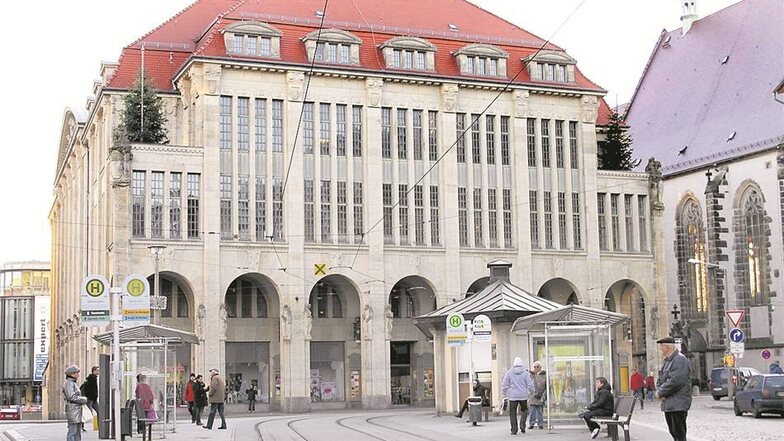 Das 1913 eröffnete Gebäude am Marienplatz in Görlitz steht seit fünf Jahren leer. Zuletzt wurde hier ein Kinofilm gedreht. Bald soll wieder Konsum stattfinden. Foto: dpa