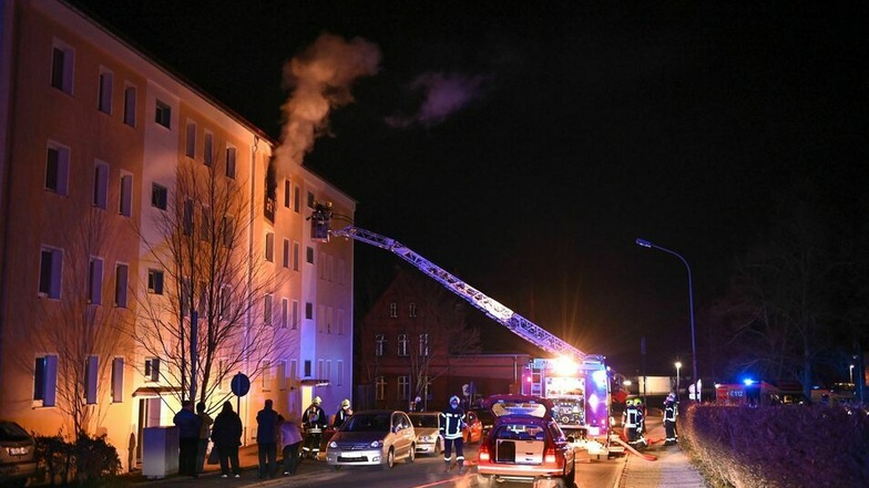 Die Flammen schlugen aus dem Fenster, die betroffene Wohnung war komplett verrußt.