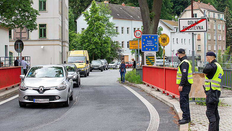 Seit Freitag 12 Uhr können wieder Fahrzeuge und Fußgänger die Grenzbrücke an der Böhmischen Straße in Sebnitz passieren.