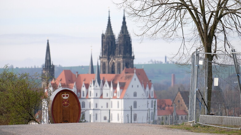 Wo wäre der geeignete Platz für ein Gästehaus in Proschwitz, um das Schloss besser für Tagungen, Konferenzen nutzen zu können. Daran scheiden sich die Gemüter.