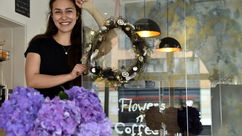 Anna-Luysa Grumbt betreibt das neue Blumen-Café am Schillerplatz.