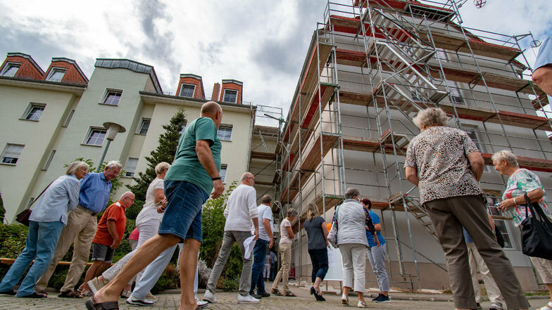 Etwa 100 Interessierte wollten zum Tag der offenen Baustelle die neuen Wohnungen an der Blumenstraße besichtigen.