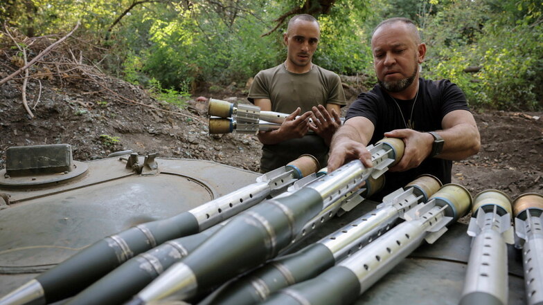 Soldaten der 24. mechanisierten Brigade der Ukraine bereiten sich auf den Abschuss eines Schützenpanzers auf russische Stellungen vor.