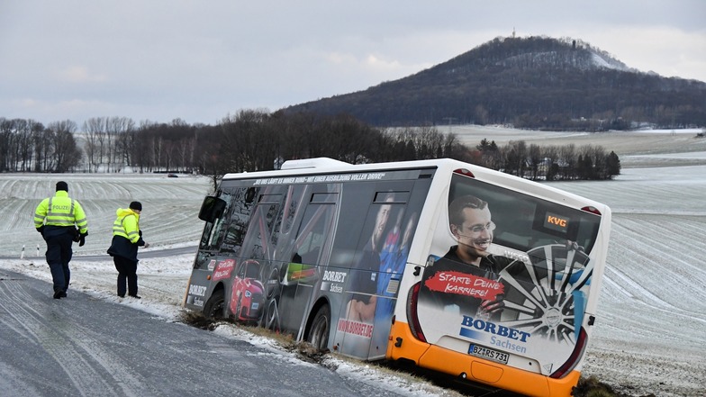 Dieser Bus landete am Morgen auf der S111 zwischen Pfaffendorf und Jauernick im Straßengraben.
